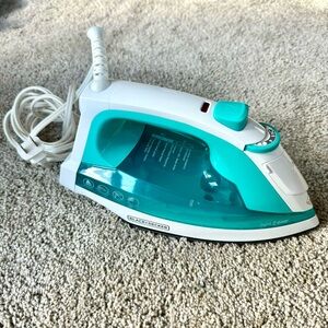 BLACK+DECKER - IR1010 Light 'N Easy Compact Steam Iron, Teal